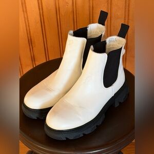 Cushionaire Cream Ankle Boots with Black Accents Size 6.5